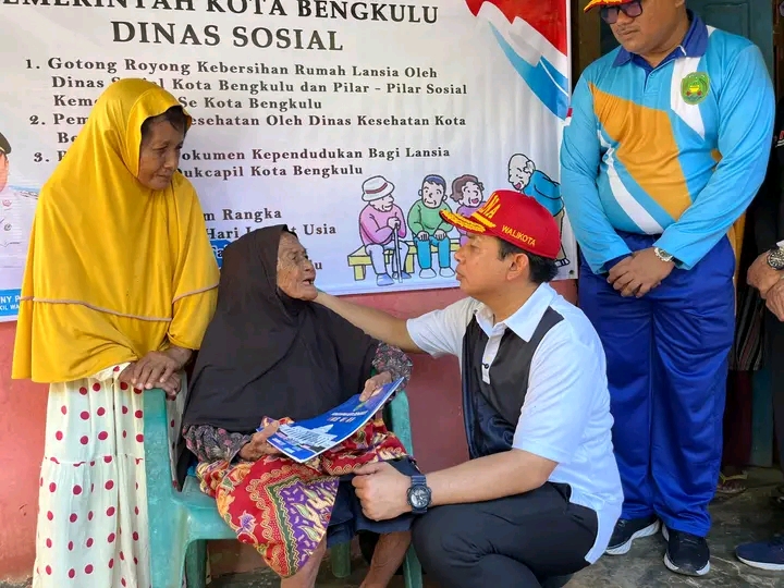 Walikota dan Jajaran Beri Perhatian Khusus Lansia 111 Tahun di Lingkar Barat