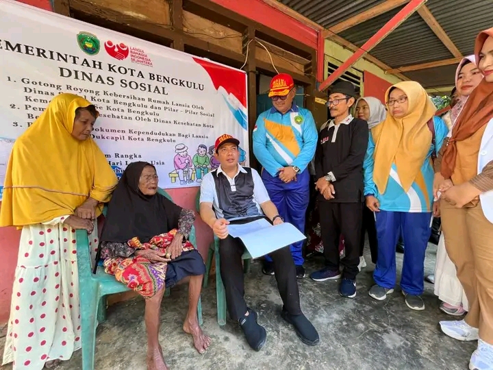 Walikota dan Jajaran Beri Perhatian Khusus Lansia 111 Tahun di Lingkar Barat