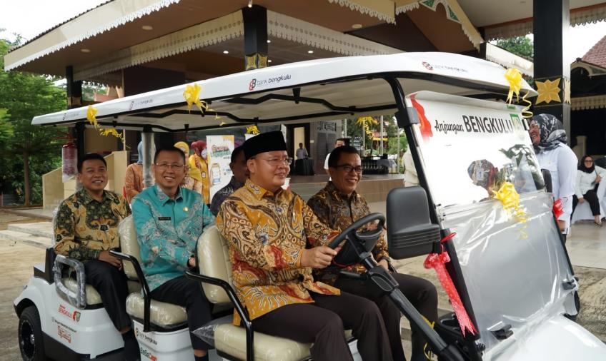 GUBERNUR ROHIDIN SAKSIKAN PENYERAHAN MOBIL LISTRIK UNTUK ANJUNGAN BANK BENGKULU TMII