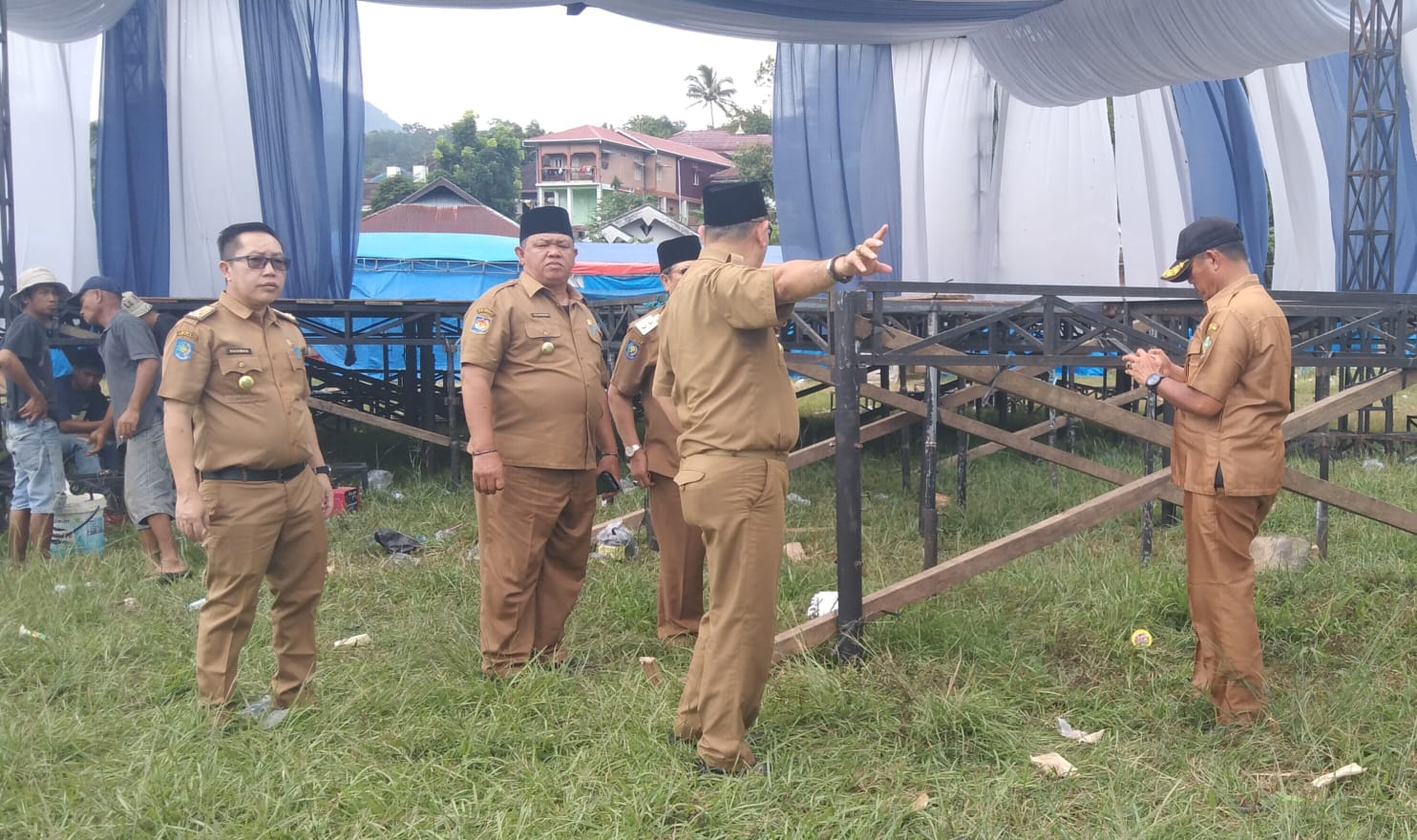 Wakil Bupati Dan Rombongan Tinjau Persiapan Panggung Hiburan Malam Puncak HUT Kabupaten