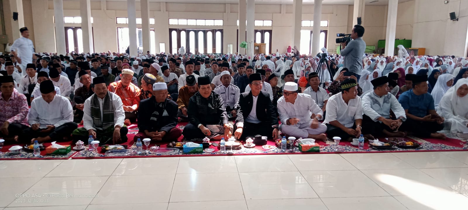 Ribuan Jemaah Putihkan Masjid Agung Sultan Abdullah Hadiri Tabligh Akbar Ustadz Junaidi Hamsyah