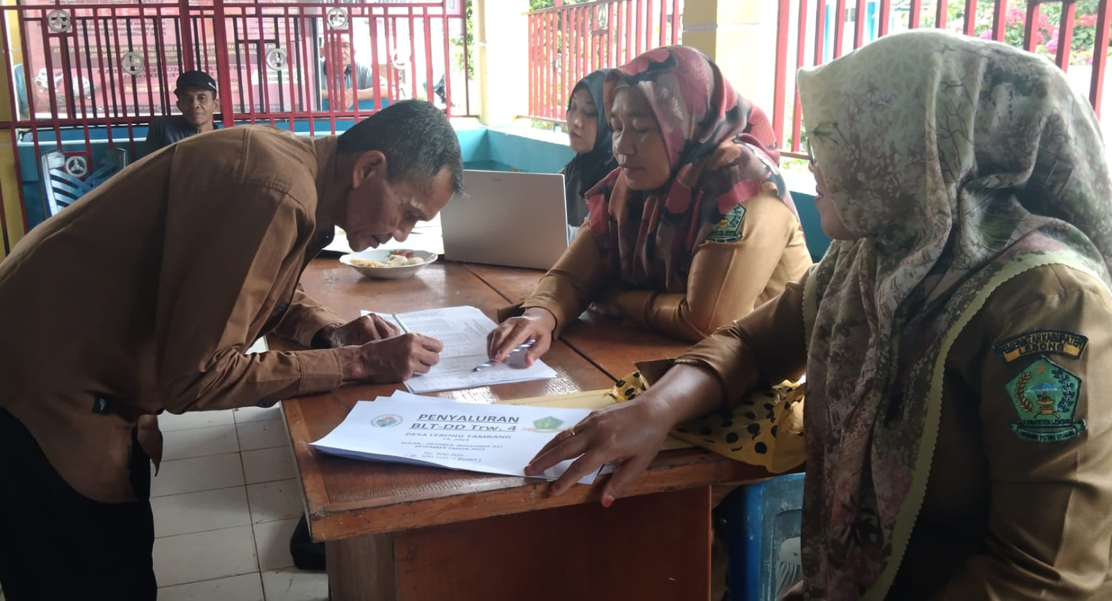 71 KPM Desa Lebong Tambang Terima BLT DD Terakhir Tahun Anggaran 2023
