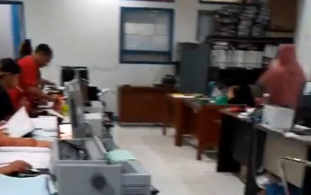 Kerja Lembur Jelang Tutup Buku, Ini Ucapan Bupati Kopli Untuk Para Pegawai Yang Begadang