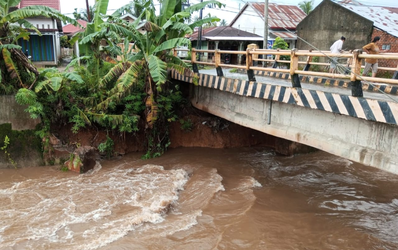 Dikikis Luapan Air Sungai, Jembatan di Desa Nangai Tayau Terancam Hanyut