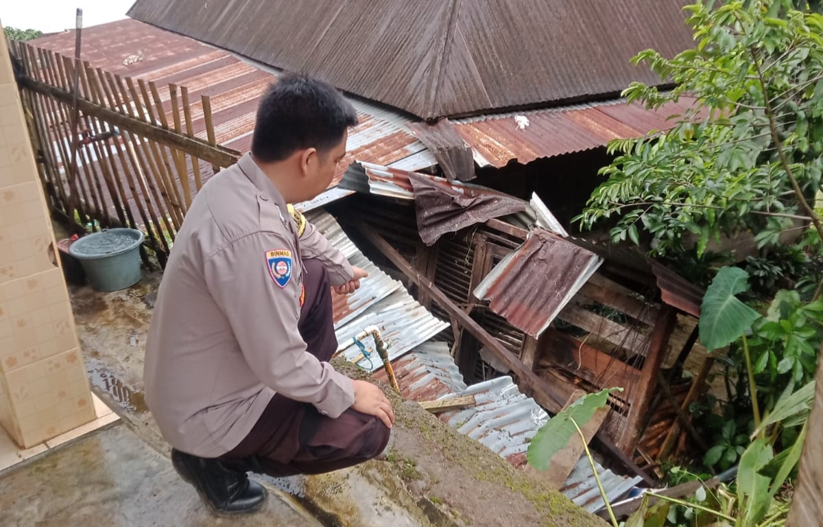 Heboh, Pengendara Tersangkut di Genteng Rumah Warga di Lebong