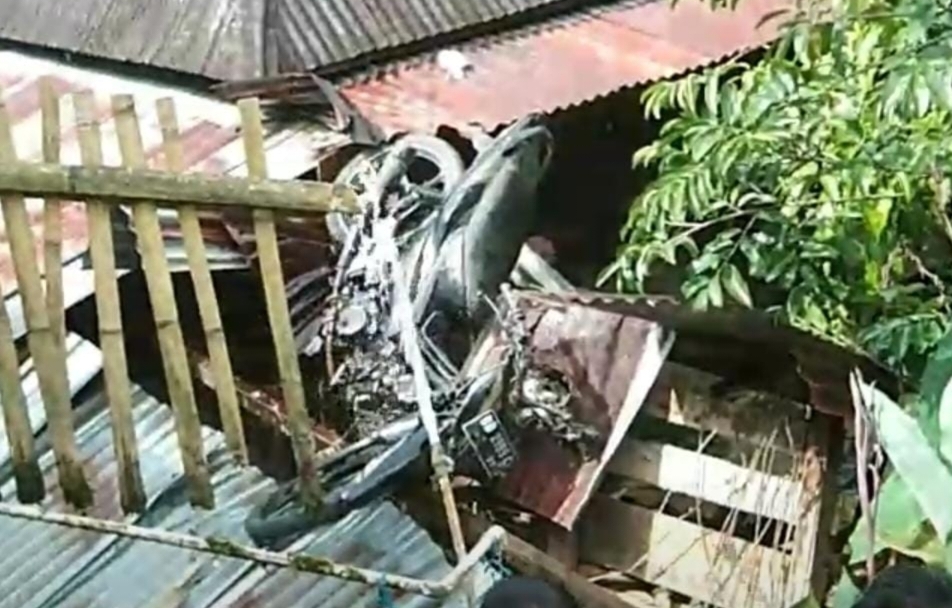 Heboh, Pengendara Tersangkut di Genteng Rumah Warga di Lebong