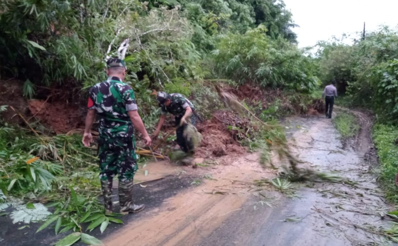 Lebong Longsor Lagi, Bangunan Jatuh Ke Danau Hingga Jalan Tertutup