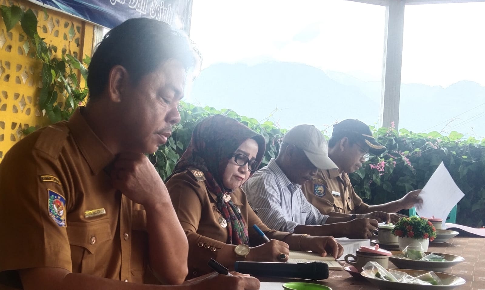 Gelar Pra Musrenbang, Kecamatan Lebong Utara Sepakati Tiga Kegiatan Prioritas Progresiflines.com Kecamatan Lebong Utara Kabupaten Lebong hari ini, Senin 29/1/2024 menggelar pra-musyawarah rencana pembangunan (musrenbang). Pra musrenbang yang ini digelar dalam kaitannya menyerap usulan rencana pembangunan dari desa dan kelurahan dalam wilayah kecamatan Lebong Utara. Kegiatan ini dipimpin langsung oleh Camat Kecamatan Lebong Utara, Marhama,SH, M.AP dan diikuti oleh kepala desa dan lurah se-Kecamatan Lebong Utara. Usulan yang disampaikan ber pada pra musrenbang ini, mulai dari pembangunan pelapis sungai, jalan lingkungan hingga rehab kantor desa dan kantor camat sendiri. Menarik jadi perhatian pada pra musrenbang kali ini, seperti keluhan yang disampaikan oleh beberapa kepala desa, dimana mereka menyampaikan di forum, meminta Camat agar mengupayakan usulan yang disampaikan melalui Musrenbangkab nantinya dapat menjadi prioritas dan direalisasikan. " Sejauh ini, kami kepala-kepala desa dan Lurah sudah berulang kali menyampaikan usulan dalam setiap musrenbang, namun usulan tersebut tinggal usulan, jarang sekali di akomodasi dan direalisasikan" kata salah satu kepala desa Lebih lanjut ia mempertanyakan, apakah musrenbang ini hanya sekedar formalitas saja, kalau begitu untuk apa dilaksanakan karena tidak pernah dipenuhi oleh pemerintah kabupaten" tambahnya lagi. Menyikapi keluhan dan usulan pada pra-musrenbangcam tersebut, tcamat dengan bijak mengatakan bahwa sebagai penyelenggara pemerintahan baik desa dan kecamatan dalam hal ini wajib mengusulkan, persiapan diakomodir atau tidak itu tergantung dari skala prioritas pembangunan pemerintah kabupaten, yang jelas sebagai warga masyarakat, sebagai pelaksana pemerintah desa/kelurahan dan kecamatan terus bekerja sesuai tugas dan tanggungjawab kita, kata Camat Namun demikian Camat berharap apa yang di sepakati dalam pra-musrenbangcam ini dapat terakomodir pada APBD Tahun Anggaran 2025 nanti. Adapun hasil kesepakatan pra-musrenbangcam, yang akan diusulkan sebagai prioritas pembangunan di Kecamatan Lebong Utara yakn Rmrehab kantor camat Lebong Utara, pembangunan Box culvert di Desa Kampung Muara Aman dan terakhir usulan pembangunan pelapis tebing, di Desa Lokasari. (A.One)