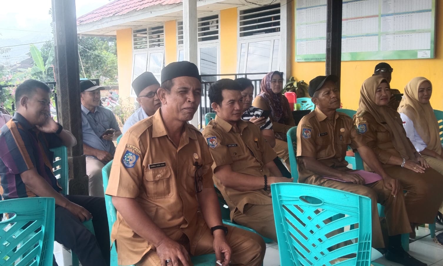 Gelar Pra Musrenbang, Kecamatan Lebong Utara Sepakati Tiga Kegiatan Prioritas Progresiflines.com Kecamatan Lebong Utara Kabupaten Lebong hari ini, Senin 29/1/2024 menggelar pra-musyawarah rencana pembangunan (musrenbang). Pra musrenbang yang ini digelar dalam kaitannya menyerap usulan rencana pembangunan dari desa dan kelurahan dalam wilayah kecamatan Lebong Utara. Kegiatan ini dipimpin langsung oleh Camat Kecamatan Lebong Utara, Marhama,SH, M.AP dan diikuti oleh kepala desa dan lurah se-Kecamatan Lebong Utara. Usulan yang disampaikan ber pada pra musrenbang ini, mulai dari pembangunan pelapis sungai, jalan lingkungan hingga rehab kantor desa dan kantor camat sendiri. Menarik jadi perhatian pada pra musrenbang kali ini, seperti keluhan yang disampaikan oleh beberapa kepala desa, dimana mereka menyampaikan di forum, meminta Camat agar mengupayakan usulan yang disampaikan melalui Musrenbangkab nantinya dapat menjadi prioritas dan direalisasikan. " Sejauh ini, kami kepala-kepala desa dan Lurah sudah berulang kali menyampaikan usulan dalam setiap musrenbang, namun usulan tersebut tinggal usulan, jarang sekali di akomodasi dan direalisasikan" kata salah satu kepala desa Lebih lanjut ia mempertanyakan, apakah musrenbang ini hanya sekedar formalitas saja, kalau begitu untuk apa dilaksanakan karena tidak pernah dipenuhi oleh pemerintah kabupaten" tambahnya lagi. Menyikapi keluhan dan usulan pada pra-musrenbangcam tersebut, tcamat dengan bijak mengatakan bahwa sebagai penyelenggara pemerintahan baik desa dan kecamatan dalam hal ini wajib mengusulkan, persiapan diakomodir atau tidak itu tergantung dari skala prioritas pembangunan pemerintah kabupaten, yang jelas sebagai warga masyarakat, sebagai pelaksana pemerintah desa/kelurahan dan kecamatan terus bekerja sesuai tugas dan tanggungjawab kita, kata Camat Namun demikian Camat berharap apa yang di sepakati dalam pra-musrenbangcam ini dapat terakomodir pada APBD Tahun Anggaran 2025 nanti. Adapun hasil kesepakatan pra-musrenbangcam, yang akan diusulkan sebagai prioritas pembangunan di Kecamatan Lebong Utara yakn Rmrehab kantor camat Lebong Utara, pembangunan Box culvert di Desa Kampung Muara Aman dan terakhir usulan pembangunan pelapis tebing, di Desa Lokasari. (A.One)