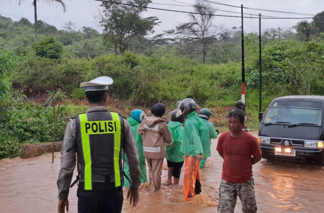 Banyak Pengendara Terjebak Di Lokasi Banjir, Petugas Gabungan Turun Tangan