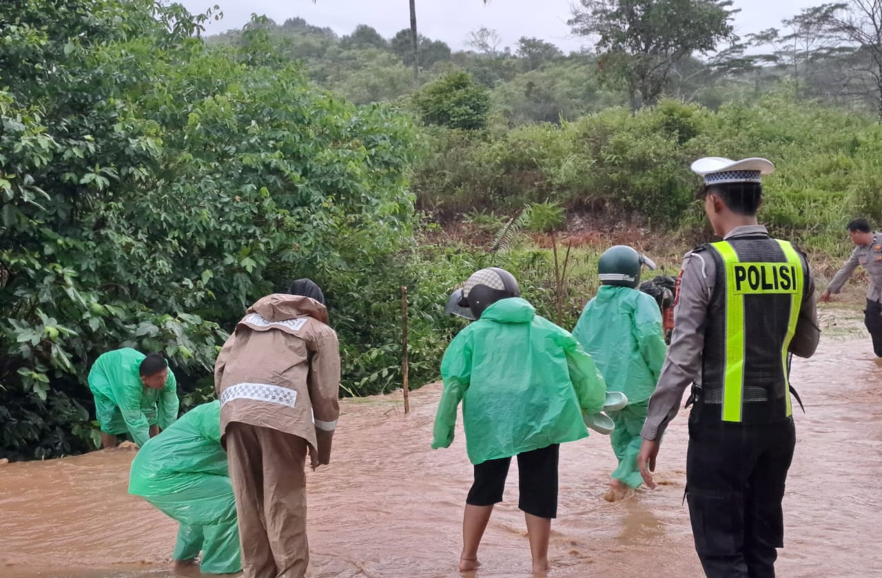 Banyak Pengendara Terjebak Di Lokasi Banjir, Petugas Gabungan Turun Tangan