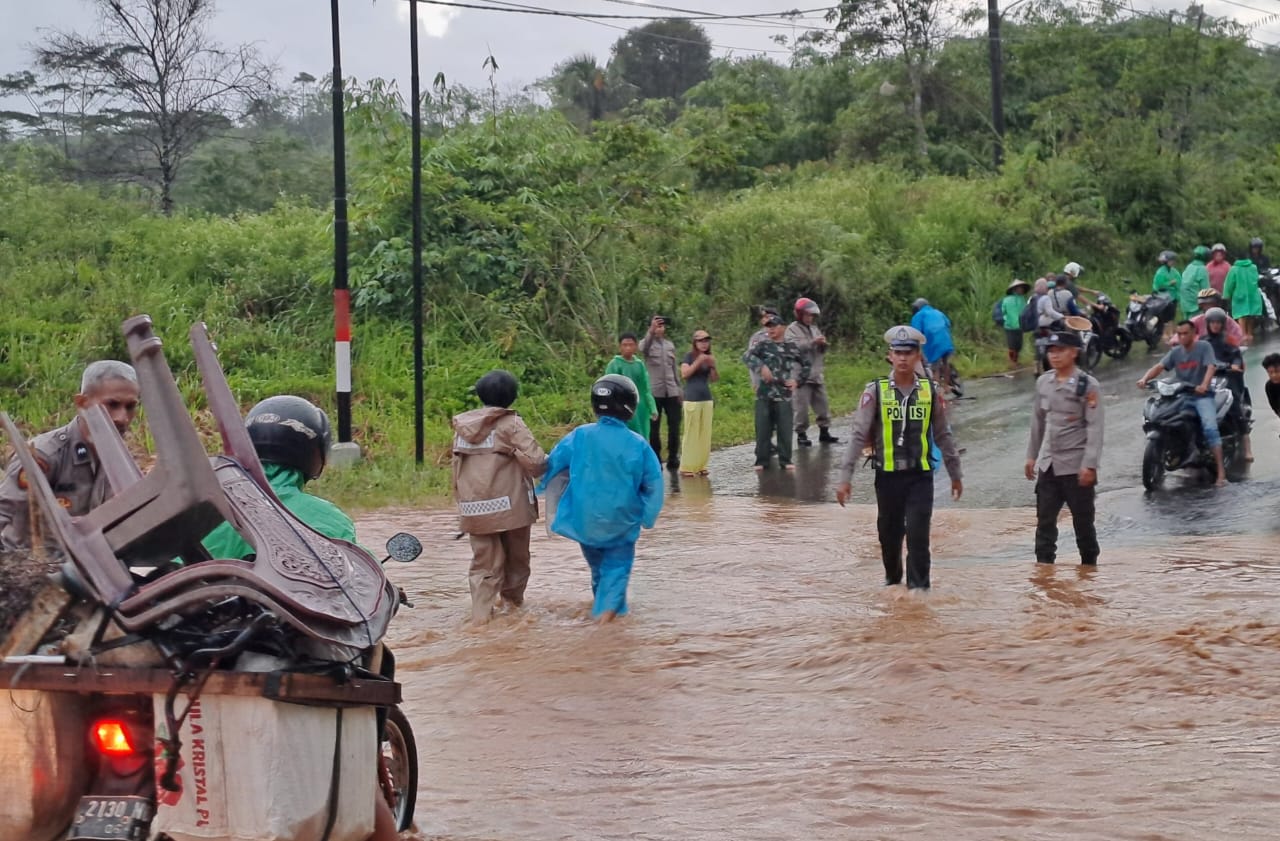 Banyak Pengendara Terjebak Di Lokasi Banjir, Petugas Gabungan Turun Tangan