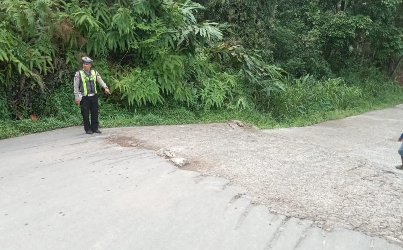 Jalan Provinsi Di Lebong Kembali Rusak dan Menghambat Pengendara. Dinas PUPR-P Lebong : Sudah Dilaporkan