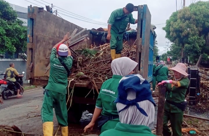 Puluhan Petugas Kebersihan DLH Dikerahkan Bantu Pembersihan Wilayah Pasca Banjir
