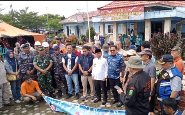 Mewakili Masyarakat Lebong, Bupati  Terima Bantuan Logistik Pasca Banjir Dari Pj Walikota Bengkulu