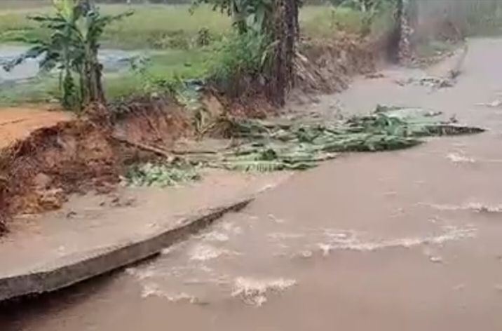Pemkab Lebong Gercep Tinjau Pelapis Sungai yang Ambruk Akibat Banjir