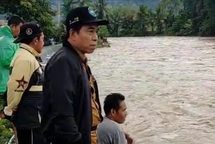 Pemkab Lebong Gercep Tinjau Pelapis Sungai yang Ambruk Akibat Banjir