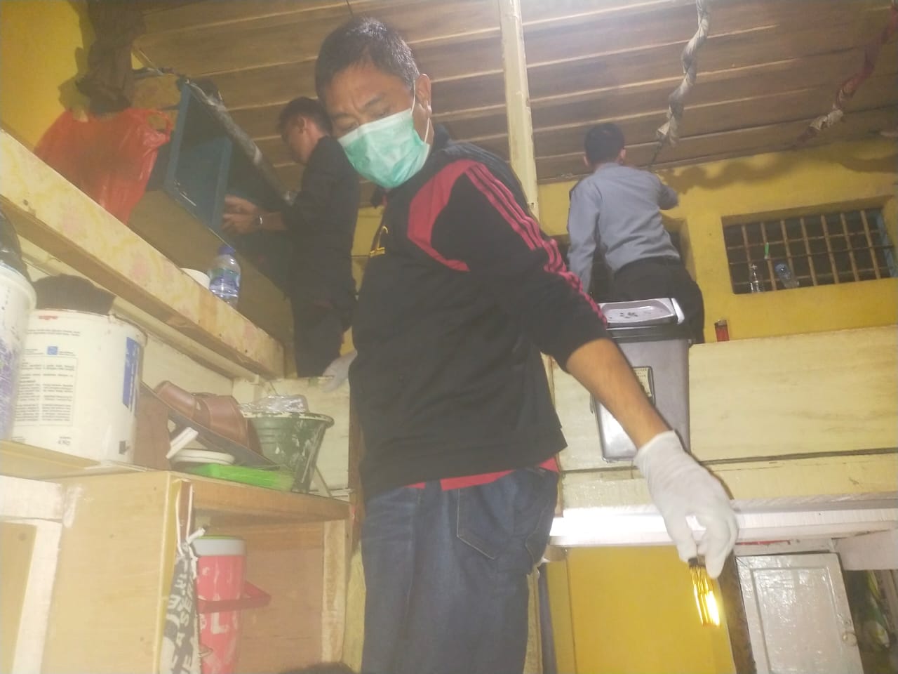 *Kadivpas Pimpin Penggeledahan Insidentil dan Tes Urin WBP Di Lapas Kelas IIA Curup* CURUP - Kanwil Kemenkumham Bengkulu kembali melakukan Penggeledahan Insidentil ke jajaran Unit Pelaksana Teknis Pemasyarakatan. Senin malam (22/4) giliran Lapas Curup yang digeledah oleh tim Satuan Operasional Kepatuhan Internal Pemasyarakatan (Satopspatnal Pas) Kanwil Kemenkumham Bengkulu. Tim yang dipimpin langsung oleh Kepala Divisi Pemasyarakatan (Kadiv Pas) Kanwil Kemenkumham Bengkulu Teguh Wibowo tiba di Lapas pada Pkl.21.30 WIB. Setelah Apel Persiapan, Tim satopspatnal langsung melakukan penggeledahan beberapa blok hunian/Paviliun didampingi oleh Kepala Lapas, Pejabat Struktural, staf, dan Regu Jaga. Kegiatan dimulai pukul 21.45 - 23.30 WIB, target penggeledahan dipilih secara acak di antaranya Paviliun Anggrek, Bougenville, Cempaka, Dahlia, Kasturi, Jasmine, dan Paviliun Irish. Bersamaan dengan kegiatan penggeledahan, dilaksanakan juga Tes urin WBP yang dipilih secara random sampling  masing-masing 2 orang per blok yang diinspeksi. Tes urin dibantu oleh tim medis Lapas Kelas IIA Curup. Menurut Kadiv Pas, kegiatan ini dilaksanakan sebagai langkah pencegahan. Tujuannya untuk memastikan bahwa Lapas Kelas IIA Curup bersih dari peredaran narkoba, pungli, uang tunai, handphone, dan barang terlarang lainnya. Kadiv Pas menyampaikan beberapa evaluasi & instruksi terkait hasil penggeledahan & inspeksi di lapangan, diantaranya bahwa dari hasil penggeledahan ditemukan beberapa barang antara lain Bahan metal, pisau cukur, potongan kaca, batu domino, botol parfum, dan paku. Tidak ditemukan barang-barang terlarang yang sangat prinsip khususnya Handphone & Narkoba. Kemudian dari hasil tes urin WBP, dinyatakan semuanya negatif Narkoba. Dalam Inspeksi kali ini, Kadiv Pas menyampaikan instruksi dari Kakanwil Kemenkumham Bengkulu Santosa, agar seluruh Petugas di Lapas Curup senantiasa mengaplikasikan 3 (tiga) kunci Pemasyarakatan maju yaitu: Deteksi dini, pemberantasan Narkoba, dan Sinergi dengan Aparat Penegak Hukum, plus 1 (satu) yaitu “Back to Basic”, agar seluruh program dapat terlaksana dengan baik. Kalapas Curup Ronaldo Devinci disela kegiatan menyampaikan, “Kegiatan ini dapat menjadi salah satu bukti keseriusan kita dalam menciptakan lingkungan Lapas yang lebih aman dan bebas dari potensi ancaman terhadap keamanan dan ketertiban. Tentunya Seluruh Petugas termasuk WBP di Lapas Curup berkomitmen untuk menjalankan hak dan kewajibannya masing-masing demi mencapai tujuan bersama dalam menjaga keamanan dan ketertiban serta perikehidupan yang baik”, tutup Ronaldo. (Humas) #Menkumham Yasona Laoly #Kanwil kemenkumham Bengkulu #Kakanwil:Santosa #Sekjen andap Budhi Revianto