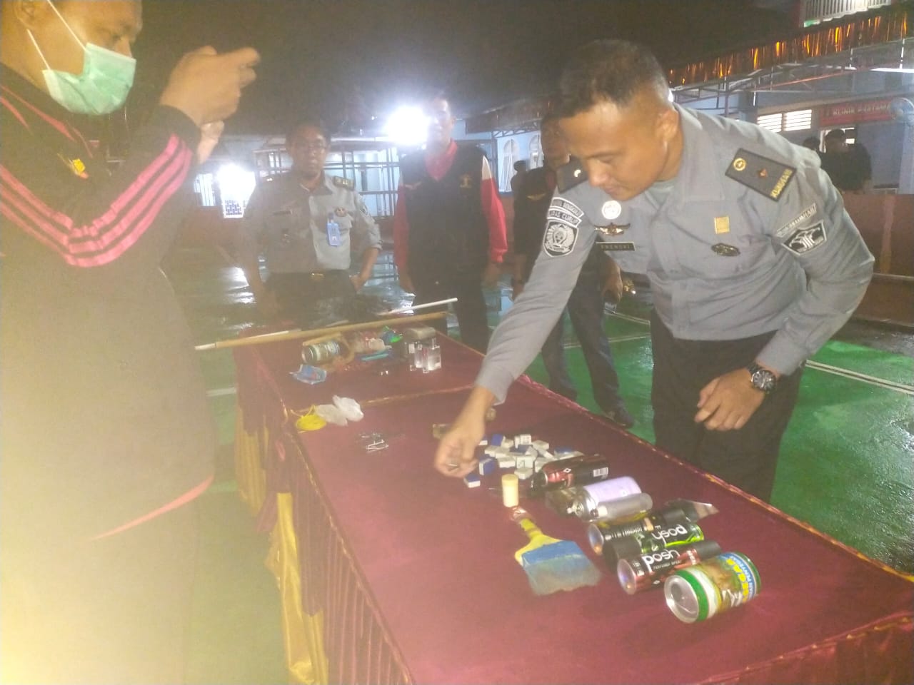 *Kadivpas Pimpin Penggeledahan Insidentil dan Tes Urin WBP Di Lapas Kelas IIA Curup* CURUP - Kanwil Kemenkumham Bengkulu kembali melakukan Penggeledahan Insidentil ke jajaran Unit Pelaksana Teknis Pemasyarakatan. Senin malam (22/4) giliran Lapas Curup yang digeledah oleh tim Satuan Operasional Kepatuhan Internal Pemasyarakatan (Satopspatnal Pas) Kanwil Kemenkumham Bengkulu. Tim yang dipimpin langsung oleh Kepala Divisi Pemasyarakatan (Kadiv Pas) Kanwil Kemenkumham Bengkulu Teguh Wibowo tiba di Lapas pada Pkl.21.30 WIB. Setelah Apel Persiapan, Tim satopspatnal langsung melakukan penggeledahan beberapa blok hunian/Paviliun didampingi oleh Kepala Lapas, Pejabat Struktural, staf, dan Regu Jaga. Kegiatan dimulai pukul 21.45 - 23.30 WIB, target penggeledahan dipilih secara acak di antaranya Paviliun Anggrek, Bougenville, Cempaka, Dahlia, Kasturi, Jasmine, dan Paviliun Irish. Bersamaan dengan kegiatan penggeledahan, dilaksanakan juga Tes urin WBP yang dipilih secara random sampling  masing-masing 2 orang per blok yang diinspeksi. Tes urin dibantu oleh tim medis Lapas Kelas IIA Curup. Menurut Kadiv Pas, kegiatan ini dilaksanakan sebagai langkah pencegahan. Tujuannya untuk memastikan bahwa Lapas Kelas IIA Curup bersih dari peredaran narkoba, pungli, uang tunai, handphone, dan barang terlarang lainnya. Kadiv Pas menyampaikan beberapa evaluasi & instruksi terkait hasil penggeledahan & inspeksi di lapangan, diantaranya bahwa dari hasil penggeledahan ditemukan beberapa barang antara lain Bahan metal, pisau cukur, potongan kaca, batu domino, botol parfum, dan paku. Tidak ditemukan barang-barang terlarang yang sangat prinsip khususnya Handphone & Narkoba. Kemudian dari hasil tes urin WBP, dinyatakan semuanya negatif Narkoba. Dalam Inspeksi kali ini, Kadiv Pas menyampaikan instruksi dari Kakanwil Kemenkumham Bengkulu Santosa, agar seluruh Petugas di Lapas Curup senantiasa mengaplikasikan 3 (tiga) kunci Pemasyarakatan maju yaitu: Deteksi dini, pemberantasan Narkoba, dan Sinergi dengan Aparat Penegak Hukum, plus 1 (satu) yaitu “Back to Basic”, agar seluruh program dapat terlaksana dengan baik. Kalapas Curup Ronaldo Devinci disela kegiatan menyampaikan, “Kegiatan ini dapat menjadi salah satu bukti keseriusan kita dalam menciptakan lingkungan Lapas yang lebih aman dan bebas dari potensi ancaman terhadap keamanan dan ketertiban. Tentunya Seluruh Petugas termasuk WBP di Lapas Curup berkomitmen untuk menjalankan hak dan kewajibannya masing-masing demi mencapai tujuan bersama dalam menjaga keamanan dan ketertiban serta perikehidupan yang baik”, tutup Ronaldo. (Humas) #Menkumham Yasona Laoly #Kanwil kemenkumham Bengkulu #Kakanwil:Santosa #Sekjen andap Budhi Revianto