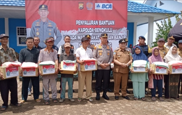 Kapolda Bengkulu, Tinjau Lokasi Banjir Dan Saluran Bantuan  Di Kabupaten Lebong