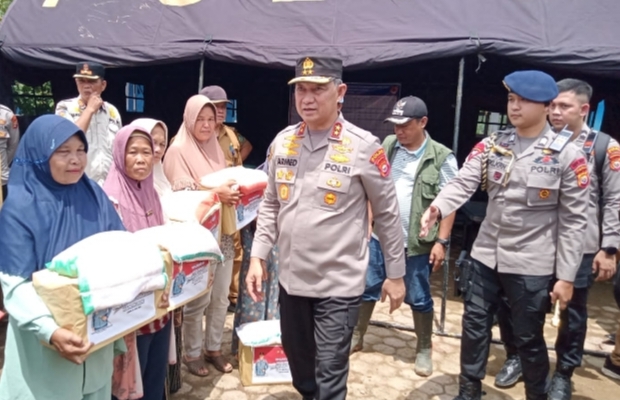 Kapolda Bengkulu, Tinjau Lokasi Banjir Dan Saluran Bantuan  Di Kabupaten Lebong