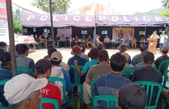 Kapolda Bengkulu, Tinjau Lokasi Banjir Dan Saluran Bantuan  Di Kabupaten Lebong