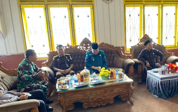 Selanjutnya, program prioritas pemerintah daerah kabupaten Lebong Tahun 2021-2026 merupakan program prioritas bupati dan wakil bupati Lebong. Adapun 12 program prioritas pemerintah daerah kabupaten Lebong, yaitu  1. Pemberdayaan dan Pengembangan Koperasi, UMKM, IKM, serta digitalisasi ekonomi.  2. Peningkatan produksi dan nilai tambah sektor-sektor unggulan daerah (pertanian, perkebunan, peternakan, dan perikanan).  3. Program-program prioritas rehabilitasi, perlindungan bantuan dan jaminan kesejahteraan sosial.  4. Pemantapan pembangunan infrastruktur strategis penunjang perekonomian daerah.  5. Peningkatan akses infrastruktur layanan dasar.  6. Program prioritas peningkatan akses layanan pendidikan  7. Program prioritas akses layanan kesehatan.  8. Program prioritas peningkatan kualitas dan produktifitas tenaga kerja serta penciptaan lapangan pekerjaan.  9. Peningkatan kualitas lingkungan hidup.  10. Peningkatan kualitas SDM aparatur dan penataan birokrasi  11. Peningkatan kualitas layanan publik.  12. Peningkatan digitalisasi tata kelola pemerintahan.  "APBD Kabupaten Lebong TA 2023 merupakan perencanaan pengelolaan keuangan tahunan daerah yang disusun berdasarkan pendekatan, yaitu sistem anggaran yang mengutamakan pencapaian hasil kerja dan perencanaan alokasi biaya yang ditetapkan usulan program, kegiatan dan anggaran dinilai tingkat kewajarannya menyangkut tugas, fungsi dan kewenangan perangkat daerah," cetus Wabup.  Dia mengutarakan, Belanja daerah pada tahun anggaran 2023 dipergunakan untuk mendanai pelaksanaan urusan pemerintahan yang menjadi kewenangan pemerintah daerah, diantaranya urusan wajib pelayanan dasar, urusan pilihan dan urusan pemerintahan fungsi penunjang.  "Urusan wajib merupakan urusan pemerintahan yang wajib diselenggarakan oleh daerah. Hal tersebut dikarenakan urusan wajib adalah urusan yang sangat mendasar berkaitan hak dan pelayanan dasar warga negara," tutur Wabup.  Realisasi APBD TA 2023 sebesar 668.072.314.861 tau 92,71 persen dari target Rp 720.567.734.466. Selanjutnya kebijakan penerimaan pembiayaan Kabupaten Lebong TA 2023 sebesar Rp 30.989.350.562 yang berasal dari sisa lebih perhitungan anggaran tahun sebelumya. Lalu, kebijakan pengeluaraan pembiayaan daerah tahun anggaran 2023 sebesar Rp 0 atau nol rupiah.  "Akhirnya, dengan segala daya upaya dan dukungan mitra kesetaraan eksekutif-legislatif yang terbangun, kami telah berusaha semaksimal dan semampu kami untuk mengemban amanah yang mulia ini. Dan selanjutnya, kami serahkan sepenuhnya evaluasi terhadap LKPJ TA 2023 ini kepada dewan yang terhormat," pungkasnya.(**)