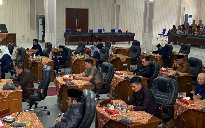 Selanjutnya, program prioritas pemerintah daerah kabupaten Lebong Tahun 2021-2026 merupakan program prioritas bupati dan wakil bupati Lebong. Adapun 12 program prioritas pemerintah daerah kabupaten Lebong, yaitu  1. Pemberdayaan dan Pengembangan Koperasi, UMKM, IKM, serta digitalisasi ekonomi.  2. Peningkatan produksi dan nilai tambah sektor-sektor unggulan daerah (pertanian, perkebunan, peternakan, dan perikanan).  3. Program-program prioritas rehabilitasi, perlindungan bantuan dan jaminan kesejahteraan sosial.  4. Pemantapan pembangunan infrastruktur strategis penunjang perekonomian daerah.  5. Peningkatan akses infrastruktur layanan dasar.  6. Program prioritas peningkatan akses layanan pendidikan  7. Program prioritas akses layanan kesehatan.  8. Program prioritas peningkatan kualitas dan produktifitas tenaga kerja serta penciptaan lapangan pekerjaan.  9. Peningkatan kualitas lingkungan hidup.  10. Peningkatan kualitas SDM aparatur dan penataan birokrasi  11. Peningkatan kualitas layanan publik.  12. Peningkatan digitalisasi tata kelola pemerintahan.  "APBD Kabupaten Lebong TA 2023 merupakan perencanaan pengelolaan keuangan tahunan daerah yang disusun berdasarkan pendekatan, yaitu sistem anggaran yang mengutamakan pencapaian hasil kerja dan perencanaan alokasi biaya yang ditetapkan usulan program, kegiatan dan anggaran dinilai tingkat kewajarannya menyangkut tugas, fungsi dan kewenangan perangkat daerah," cetus Wabup.  Dia mengutarakan, Belanja daerah pada tahun anggaran 2023 dipergunakan untuk mendanai pelaksanaan urusan pemerintahan yang menjadi kewenangan pemerintah daerah, diantaranya urusan wajib pelayanan dasar, urusan pilihan dan urusan pemerintahan fungsi penunjang.  "Urusan wajib merupakan urusan pemerintahan yang wajib diselenggarakan oleh daerah. Hal tersebut dikarenakan urusan wajib adalah urusan yang sangat mendasar berkaitan hak dan pelayanan dasar warga negara," tutur Wabup.  Realisasi APBD TA 2023 sebesar 668.072.314.861 tau 92,71 persen dari target Rp 720.567.734.466. Selanjutnya kebijakan penerimaan pembiayaan Kabupaten Lebong TA 2023 sebesar Rp 30.989.350.562 yang berasal dari sisa lebih perhitungan anggaran tahun sebelumya. Lalu, kebijakan pengeluaraan pembiayaan daerah tahun anggaran 2023 sebesar Rp 0 atau nol rupiah.  "Akhirnya, dengan segala daya upaya dan dukungan mitra kesetaraan eksekutif-legislatif yang terbangun, kami telah berusaha semaksimal dan semampu kami untuk mengemban amanah yang mulia ini. Dan selanjutnya, kami serahkan sepenuhnya evaluasi terhadap LKPJ TA 2023 ini kepada dewan yang terhormat," pungkasnya.(**)