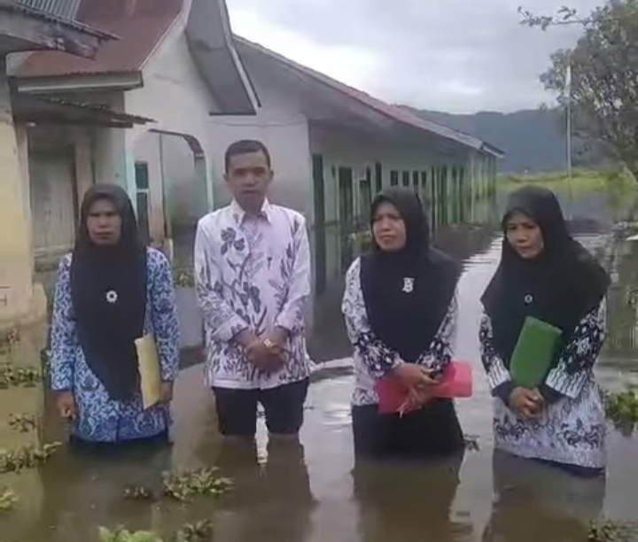 Momen Peringatan Upacara Hardiknas, MI 06/ E 72 Tanjung Rawang ,Halaman Sekolah Dilanda Terendam Banjir