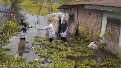 Momen Peringatan Upacara Hardiknas, MI 06/ E 72 Tanjung Rawang ,Halaman Sekolah Dilanda Terendam Banjir