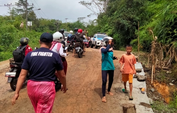 Pemkab Lebong Turunkan Alat Berat Bersihkan Material Longsor