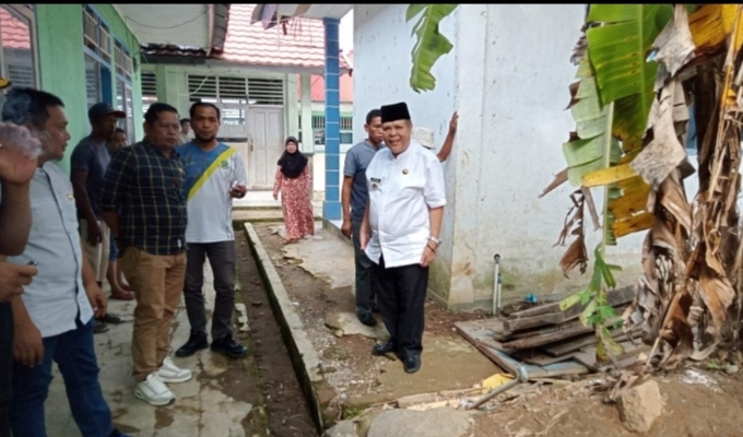 Kondisi SDN 82 Memprihatinkan, Bupati Langsung Perintahkan Dinas Dikbud Untuk Bangun Baru