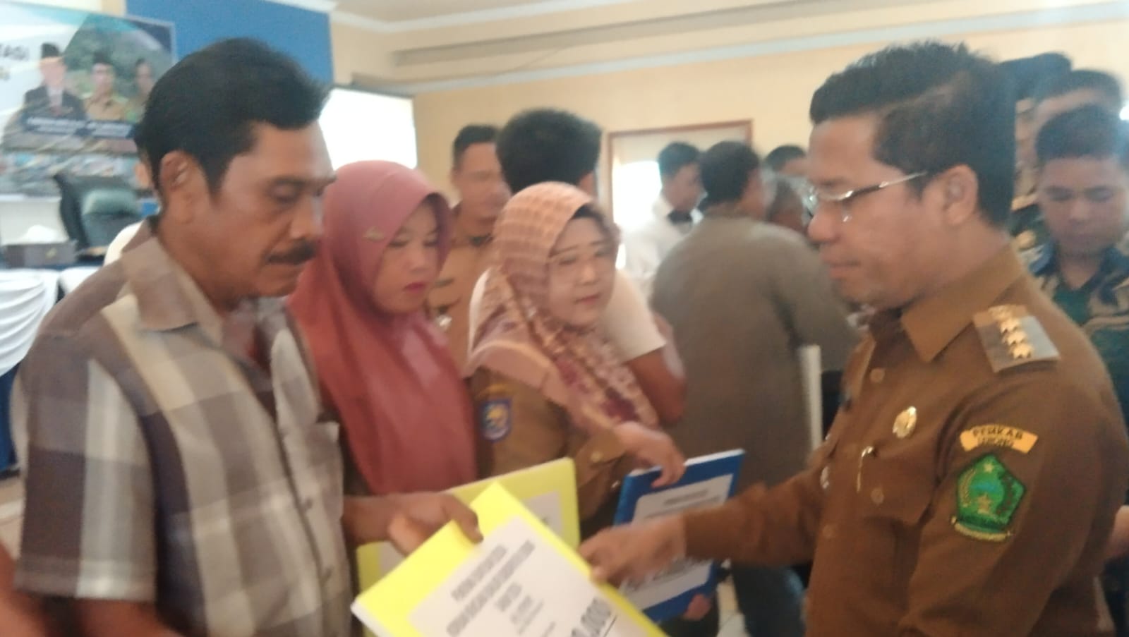 Bupati Kopli Serahkan Bantuan Perbaikan Rumah Korban Pasca Banjir Bandang
