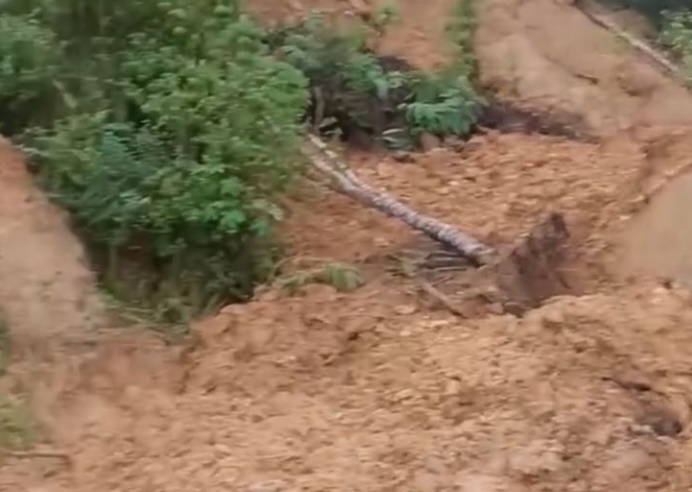 Longsor Tutupi Jalur Muning Agung-Uram Jaya