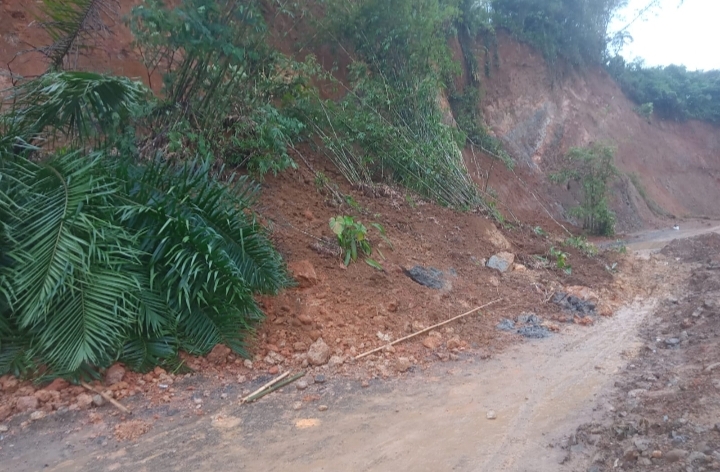 Jalan Lintas Curup-Lebong Kembali Ditutup Material Longsor