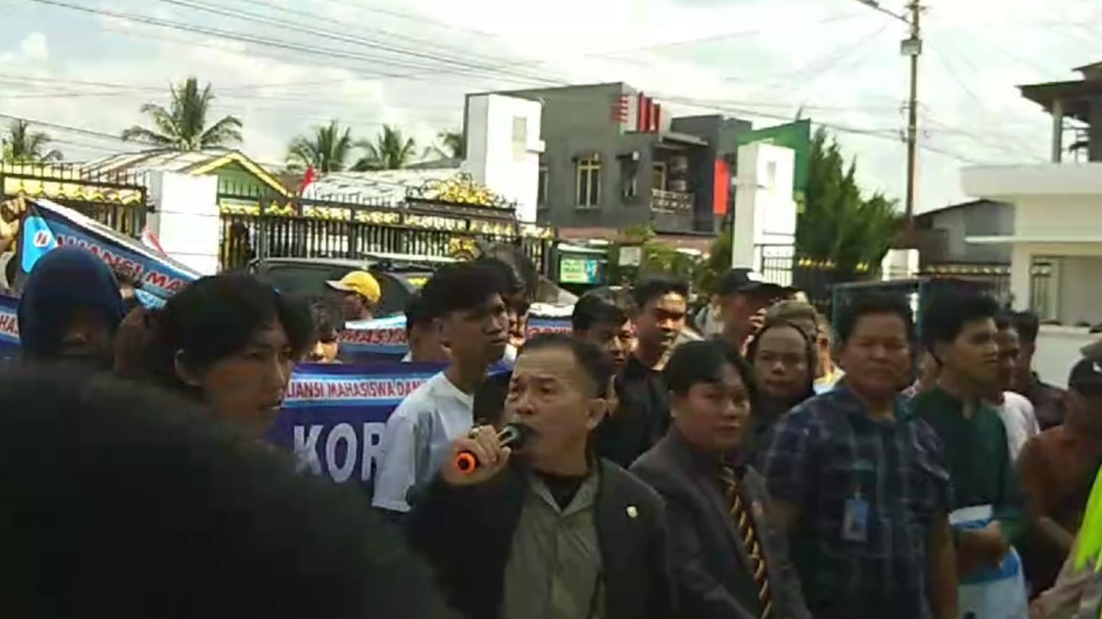 Dian Burlian, SH MH Bersama Ratusan Massa Aliansi Mahasiswa dan Masyarakat Anti Korupsi, desak Kejaksaan Negeri kota Lubuklinggau