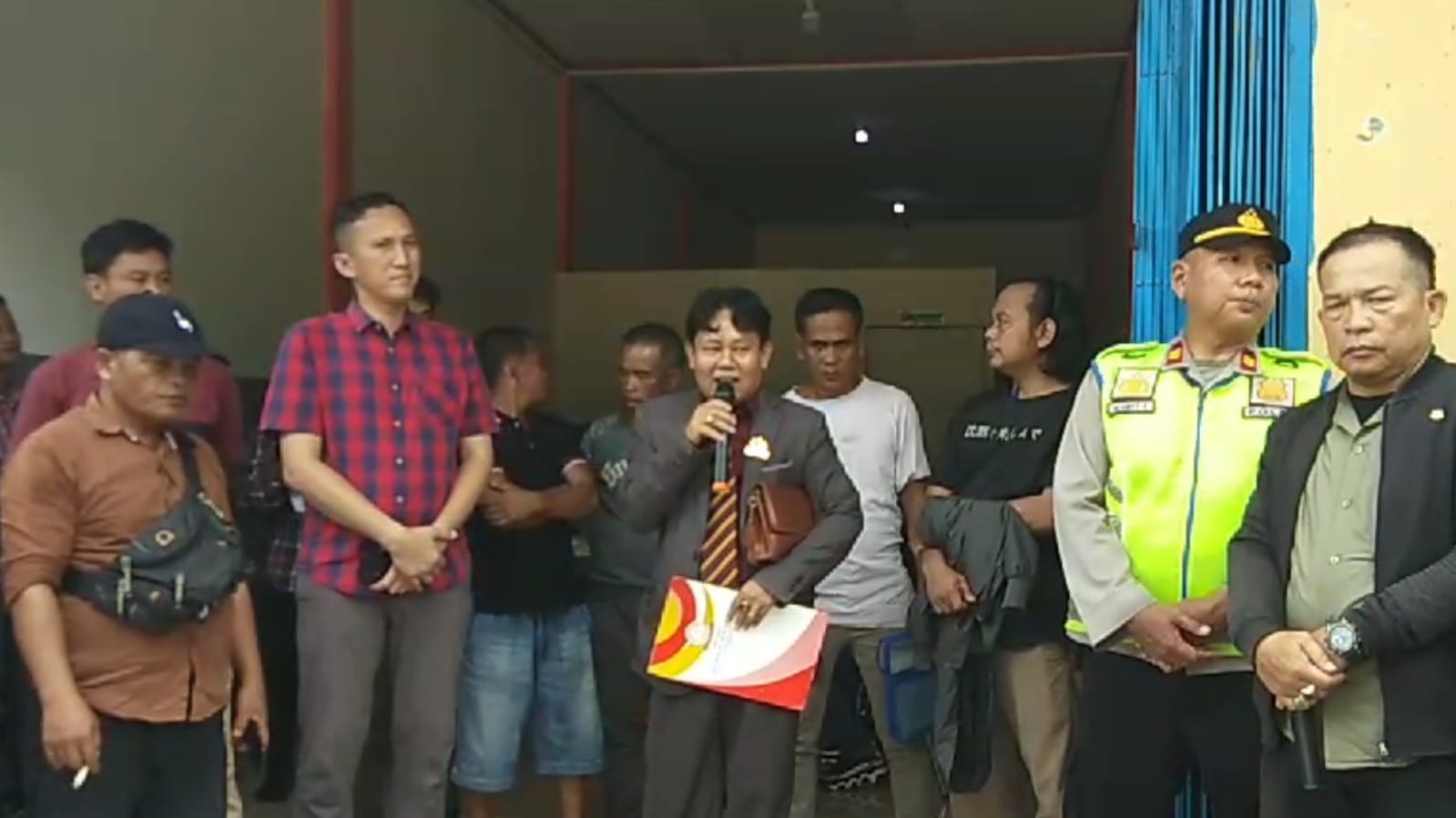 Dian Burlian, SH MH Bersama Ratusan Massa Aliansi Mahasiswa dan Masyarakat Anti Korupsi, desak Kejaksaan Negeri kota Lubuklinggau