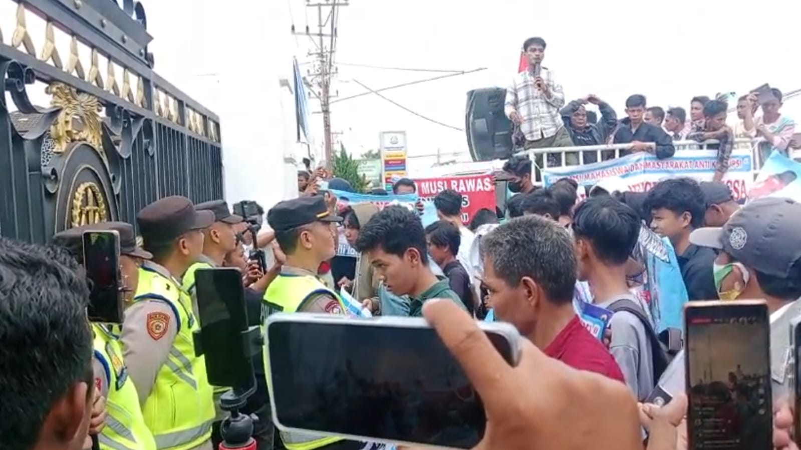 Dian Burlian, SH MH Bersama Ratusan Massa Aliansi Mahasiswa dan Masyarakat Anti Korupsi, desak Kejaksaan Negeri kota Lubuklinggau