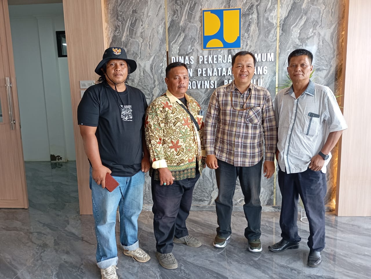 “Kami berharap pihak PUPR Provinsi Bengkulu segera melakukan penghentian sementara semua kegiatan pembangunan proyek dilokasi  sengketa itu sebelum adanya titik temu kesepakatan dengan pihak pemberi kuasa pada kami, mengingat dari dokumen kepemilikan tanah lokasi pembangunan berpedoman pada sertifikat tanah yang ada pihak pemberi kuasa pada kami terbit pada 27 April 1976 sementara informasi yang kami terima oknum yang telah membuat kembali sertifikat pada tanah tersebut pada tahun 1997 dan itu sudah dijual belikan pada dinas PUPR Provinsi Bengkulu dan terjadilah pembangunan proyek yang kini masih bersengketa,” ungkap Aprin.   Sementara dari Kasubag PUPR Provinsi Bengkulu Nazilaidin mengatakan "Kami menerima langsung surat resmi dari Tim masyarakat penerima kuasa yang diketuai oleh Aprin Taskan Yanto dan ini segera kami naikan ke atasan dalam hal ini Kepala Dinas PUPR Provinsi Bengkulu agar laporan ini segera mendapatkan tindaklanjut yang cepat, dan nanti nya surat ini akan turun lagi ke kami "pungkas Nazilaidin. (rls)
