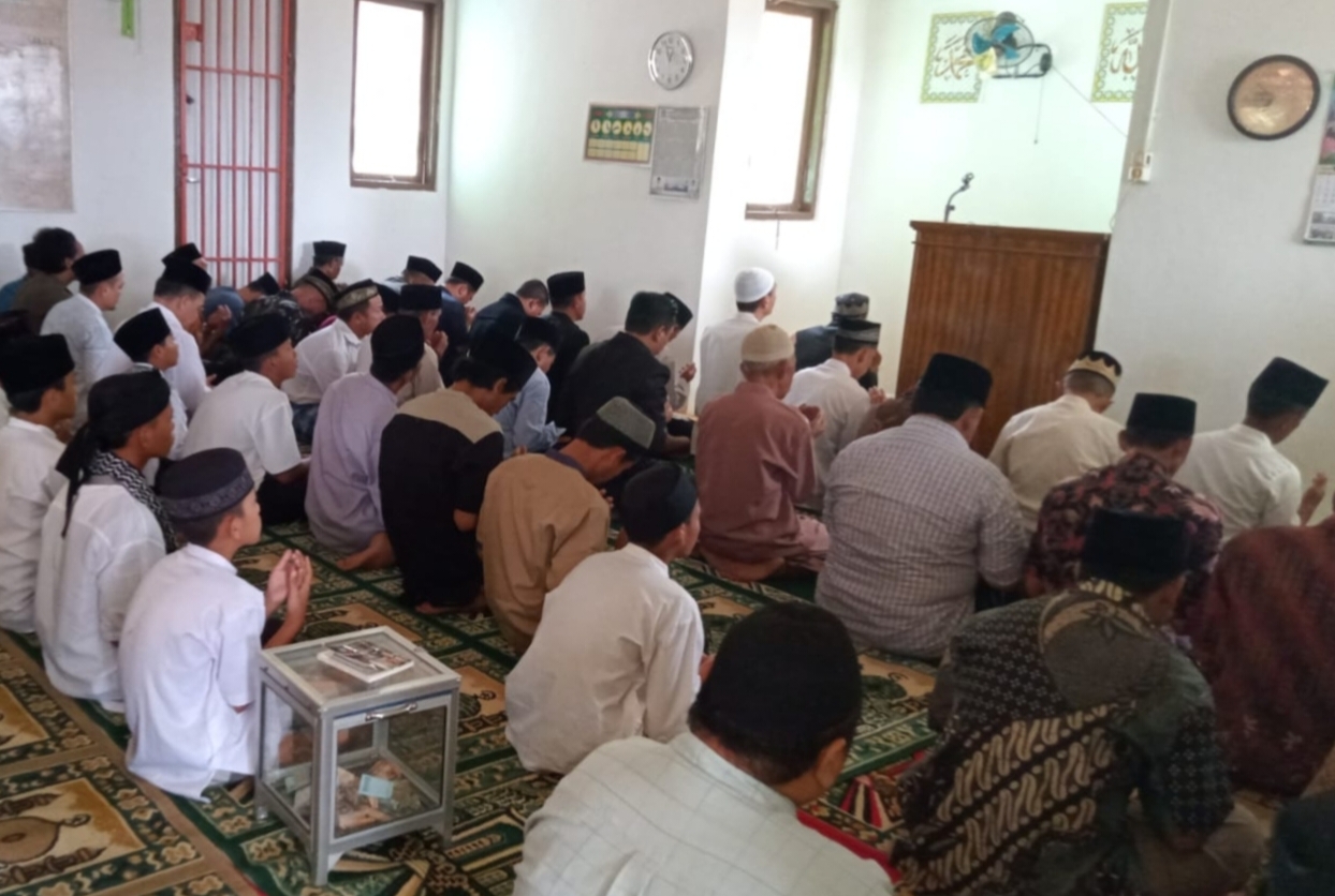 Gelar Safari Jumat di Masjid Al-Iman, Bupati Serahkan Bantuan
