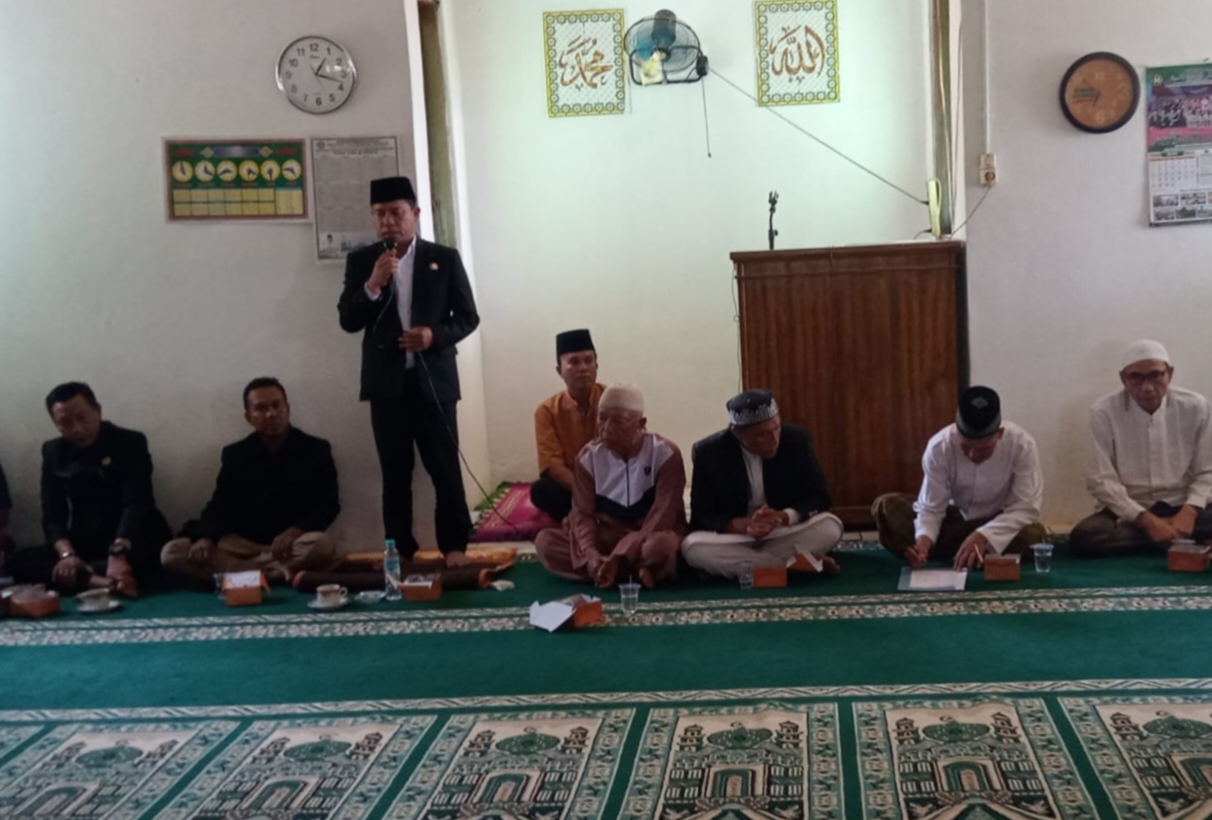 Gelar Safari Jumat di Masjid Al-Iman, Bupati Serahkan Bantuan