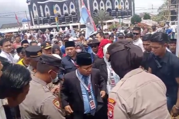 Dikawal Ribuan Pendukung, Pasangan Kopli Ansori-Roiyana Daftar Ke KPUD Lebong