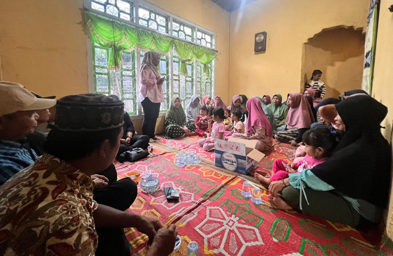 Sisir Kelompok Emak-emak, Rika Evawani Tafyani turun ke Tebing Tinggi Sampaikan Visi dan Misi HTK-Ezi