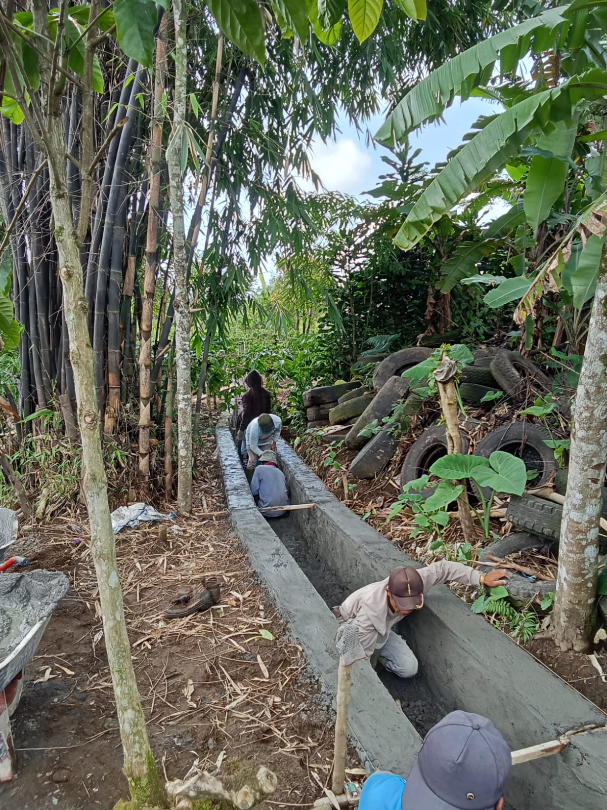 Dalam Melaksanakan Kegiatan Pembangunan Drenase Desa Bukit Sari. Kecamatan Kabawetan Kabupaten Kepahiang T.(2024) sudah hampir selsai