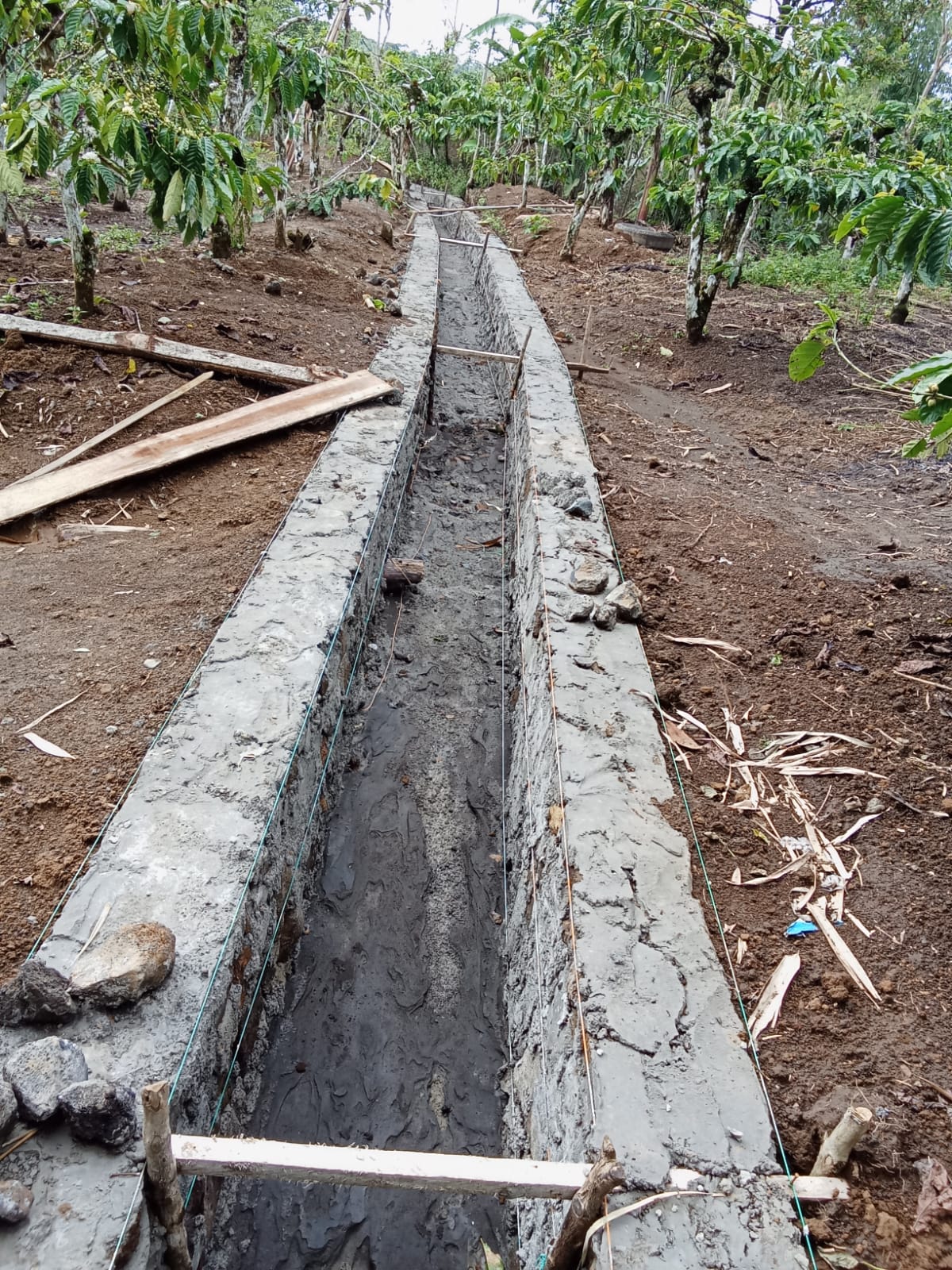 Dalam Melaksanakan Kegiatan Pembangunan Drenase Desa Bukit Sari. Kecamatan Kabawetan Kabupaten Kepahiang T.(2024) sudah hampir selsai