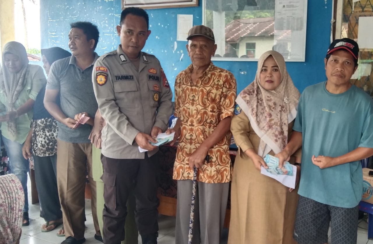 55 KPM Warga Desa Semelako Atas Terima BLT Tahap II