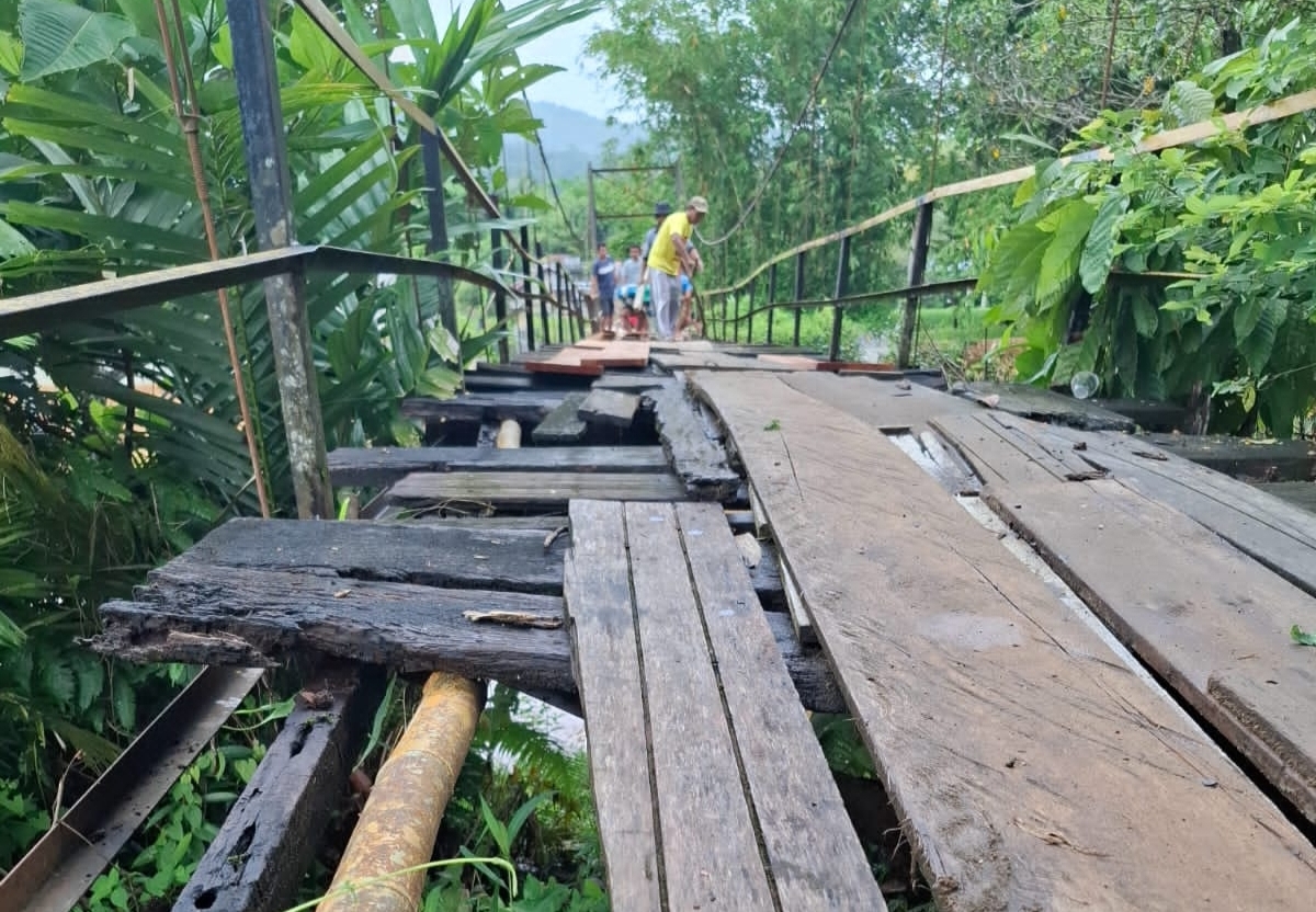 Warga petani Kelurahan Kp.   Jawa Inisiatif Perbaiki Jembatan Rusak