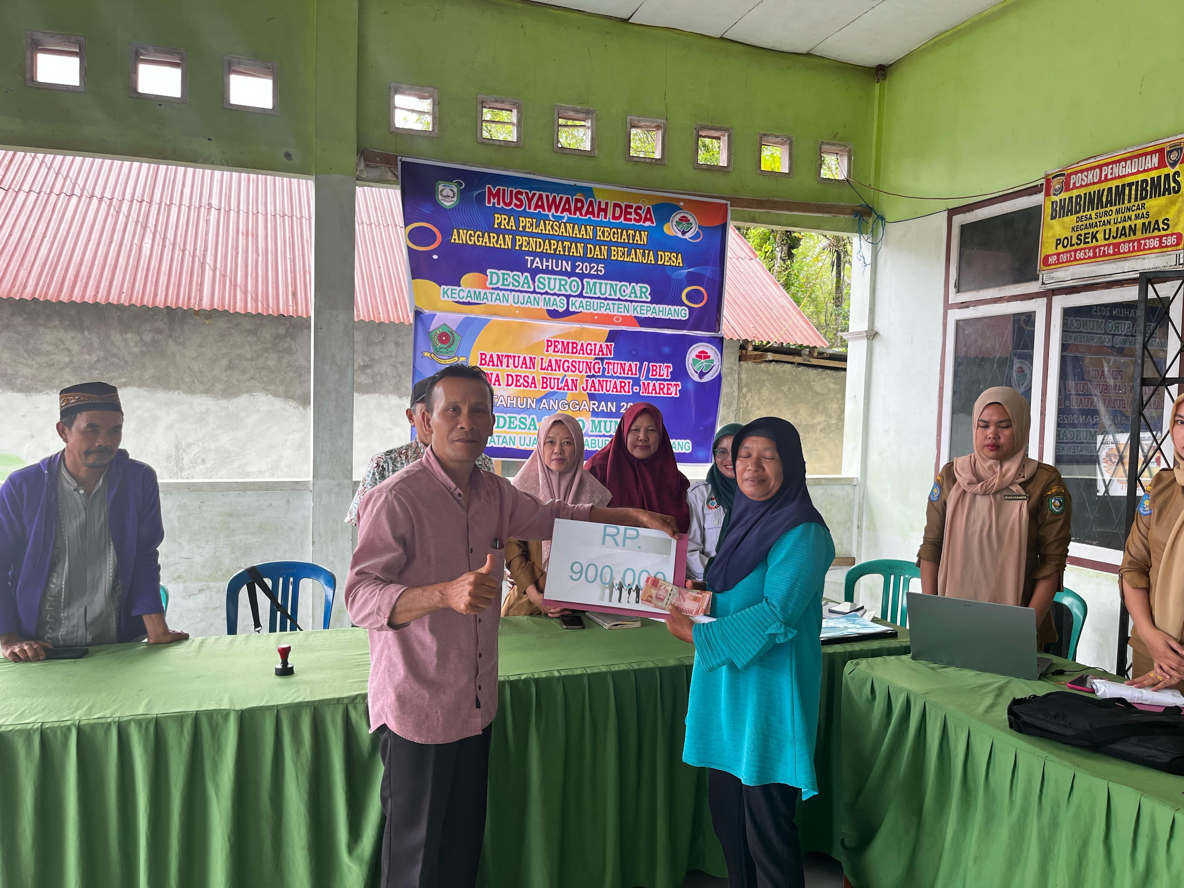 Pemdes Suro Muncar Distribusikan BLT-DD Tahun 2025 untuk 20 Keluarga Penerima Manfaat