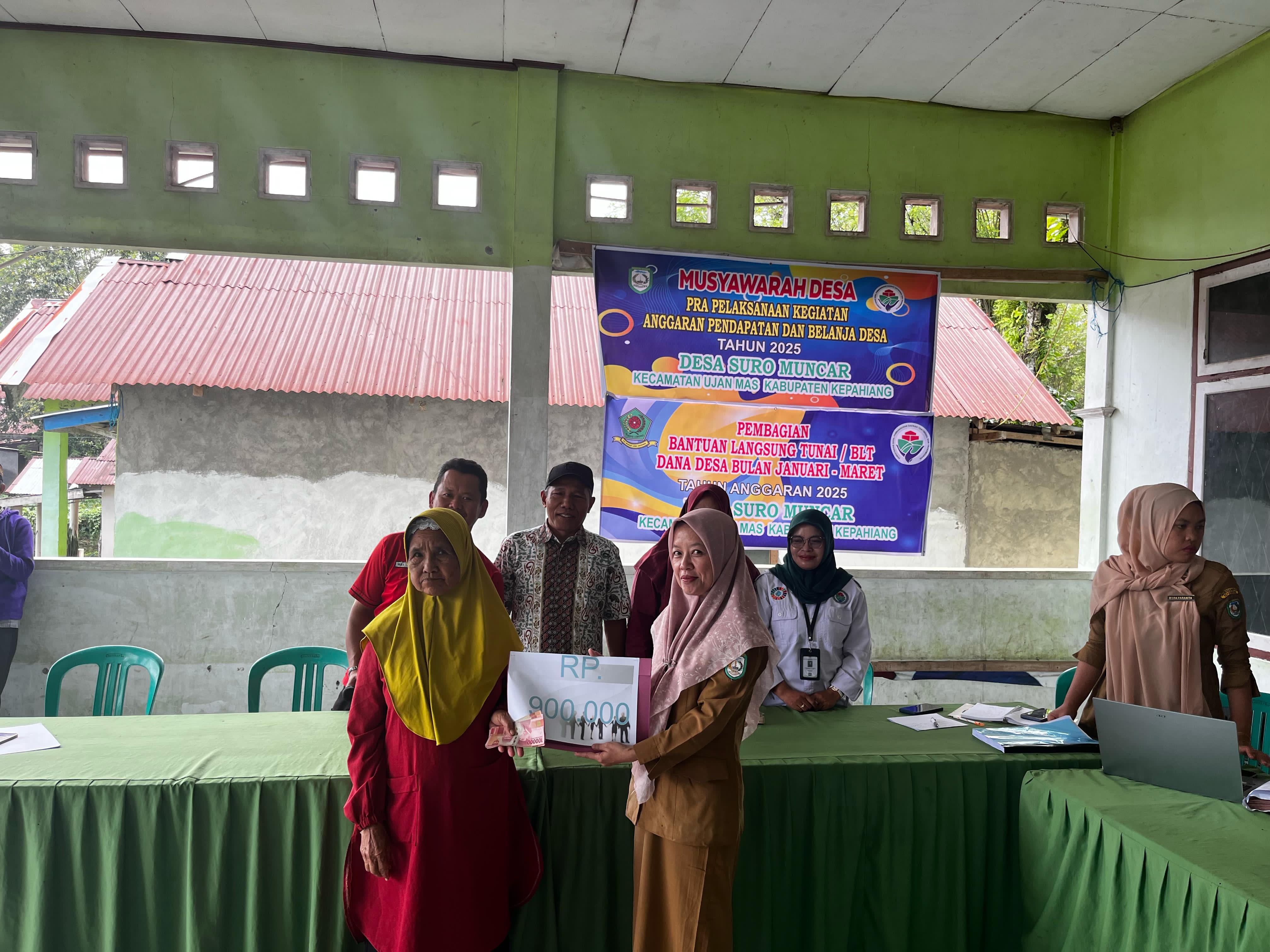 Pemdes Suro Muncar Distribusikan BLT-DD Tahun 2025 untuk 20 Keluarga Penerima Manfaat
