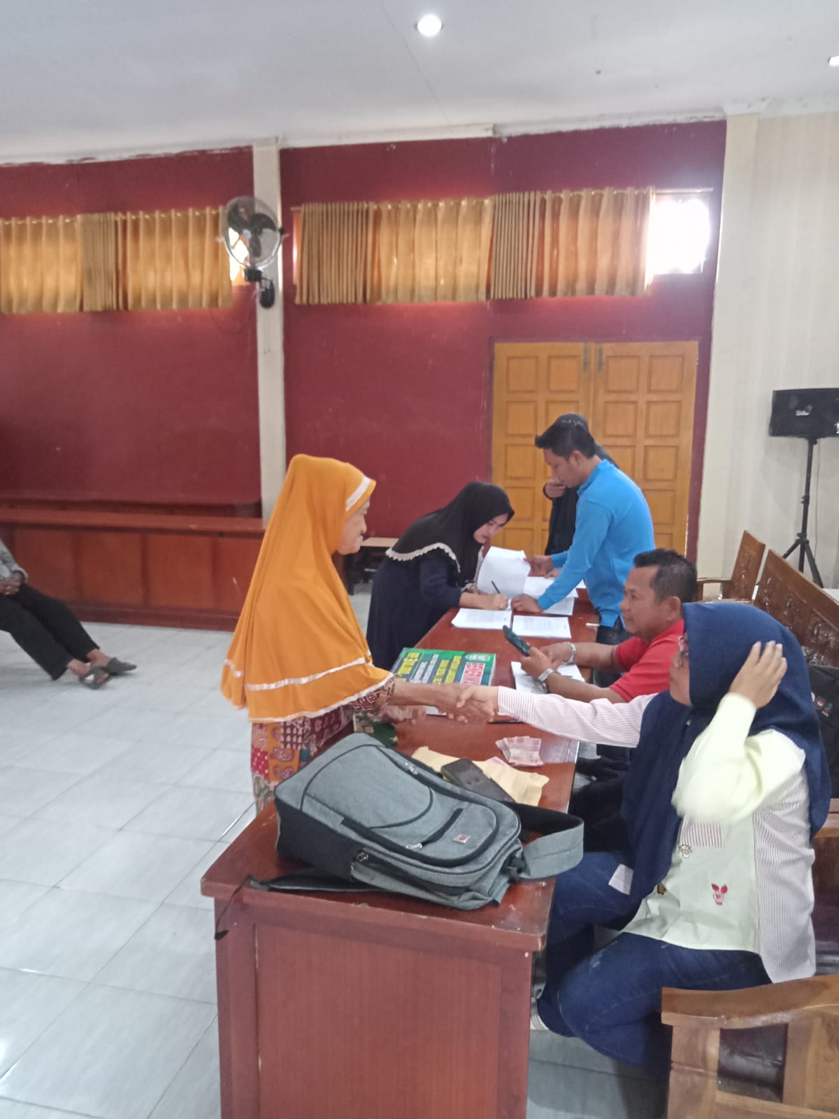 Pemdes Tebat Monok Bagikan Bantuan Langsung Tunai Dana Desa Tahun Anggaran 2025